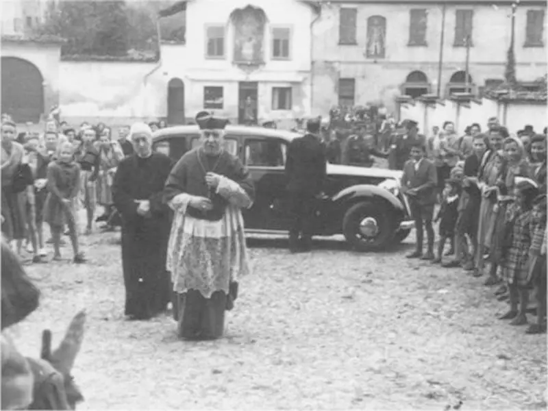 Foto. 1945 Visita pastorale del Cardinal Fossati