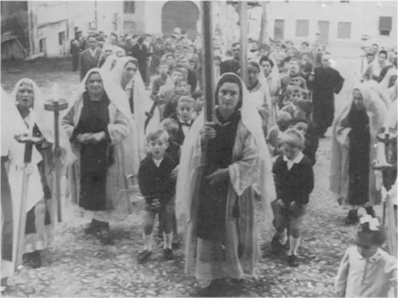 Foto. 1956 Le Confraternite e le Figlie di Maria in processione